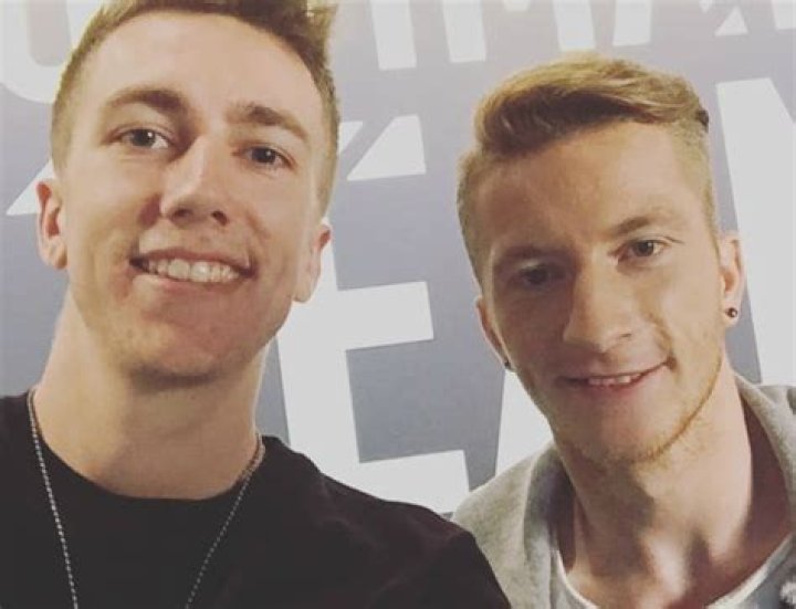 Miniminter (Left) and Tobjizzle in a selfie in April 2018