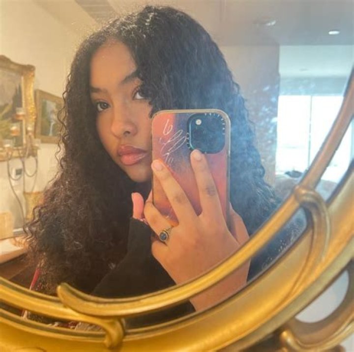 Mirabelle Lee sharing her mirror image in September 2021