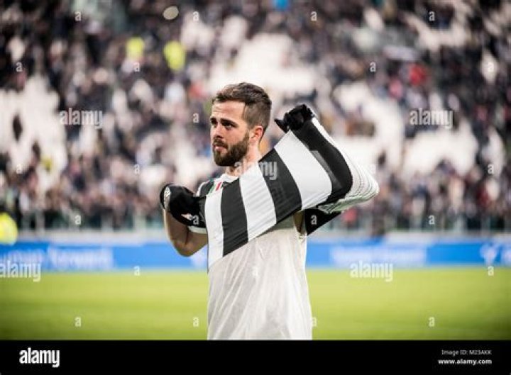 Miralem Pjanic during a Seria A match between US Sassuolo and AS Roma on February 2, 2016 in Reggio nell&rsquo;Emilia, Italy