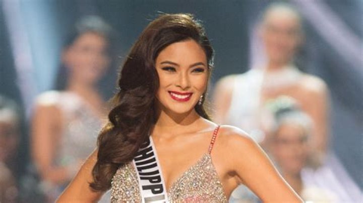 Miss Universe Philippines Maxine Medina waves to the media during the Miss Universe Red Carpet event on January 30, 2017, at the SMX Convention Center in Pasay City