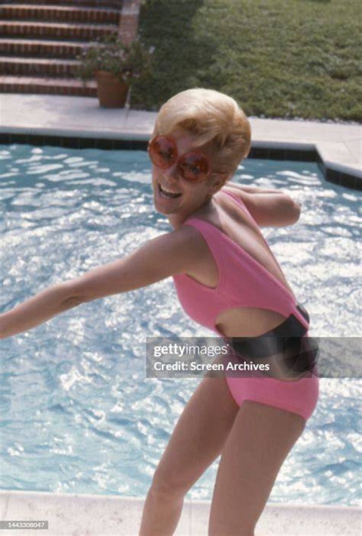 Mitzi Gaynor posing for a picture along with Johnnie Ray in 1954
