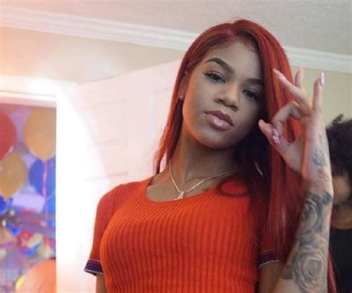 Molly Brazy showing her red-colored hair in a selfie in November 2017