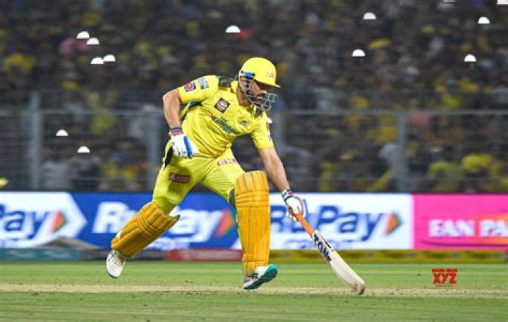 MS Dhoni running