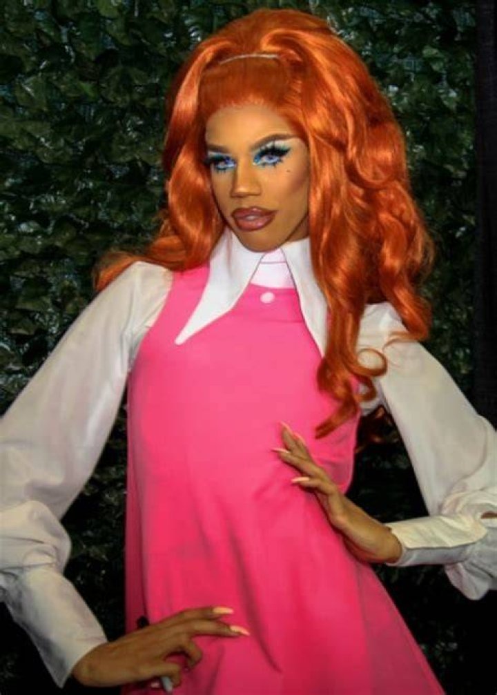 Naomi Smalls (Left) as seen while posing for a picture alongside Katya Zamolodchikova at Roscoe's Tavern in June 2018