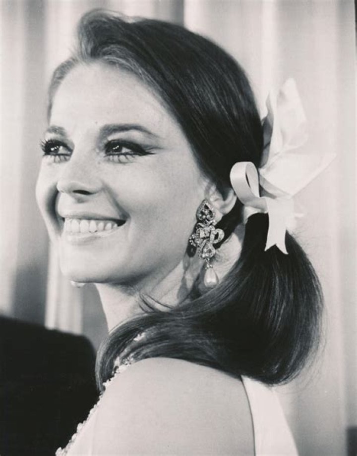 Natalie Wood smiling for a picture alongside husband Robert Wagner at the Academy Awards dinner in 1960