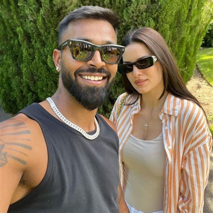 Nata&scaron;a Stanković taking a selfie with Hardik Pandya after their engagement in January 2020