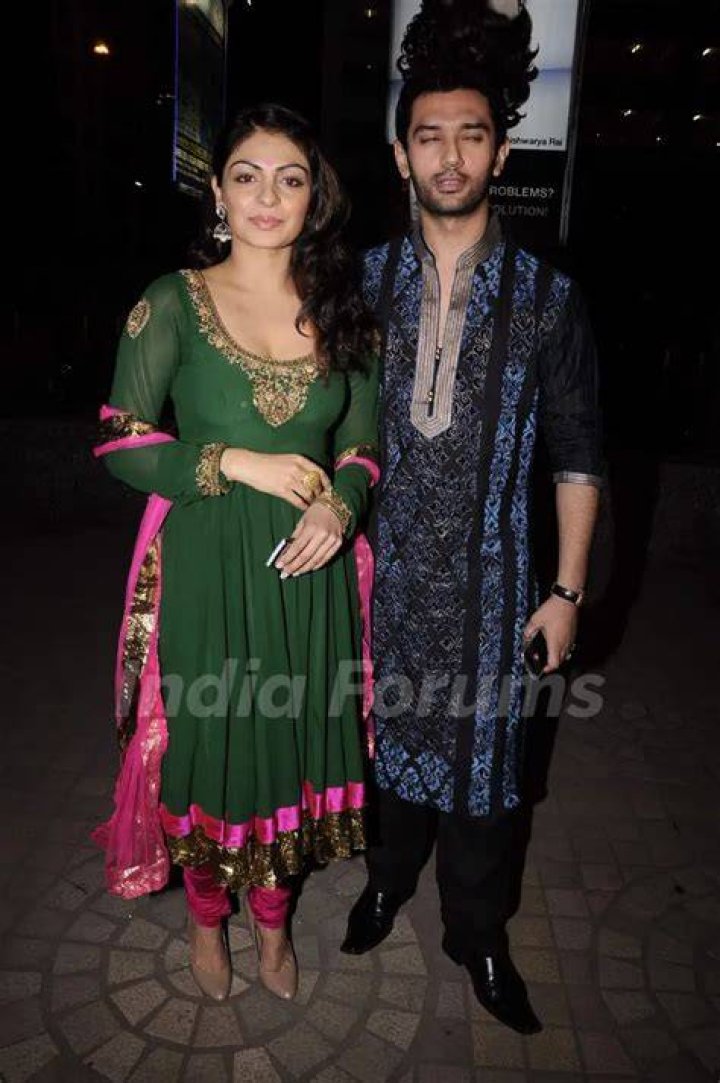 Neeru Bajwa at Diwali celebrations to promote Miley Naa Miley Hum in October 2011
