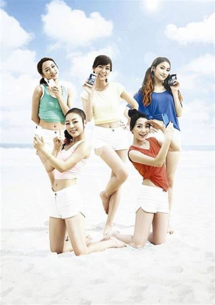 Nicole Jung (top left) as seen promoting the brand LG Optimus Bright with her bandmates from Kara in 2011