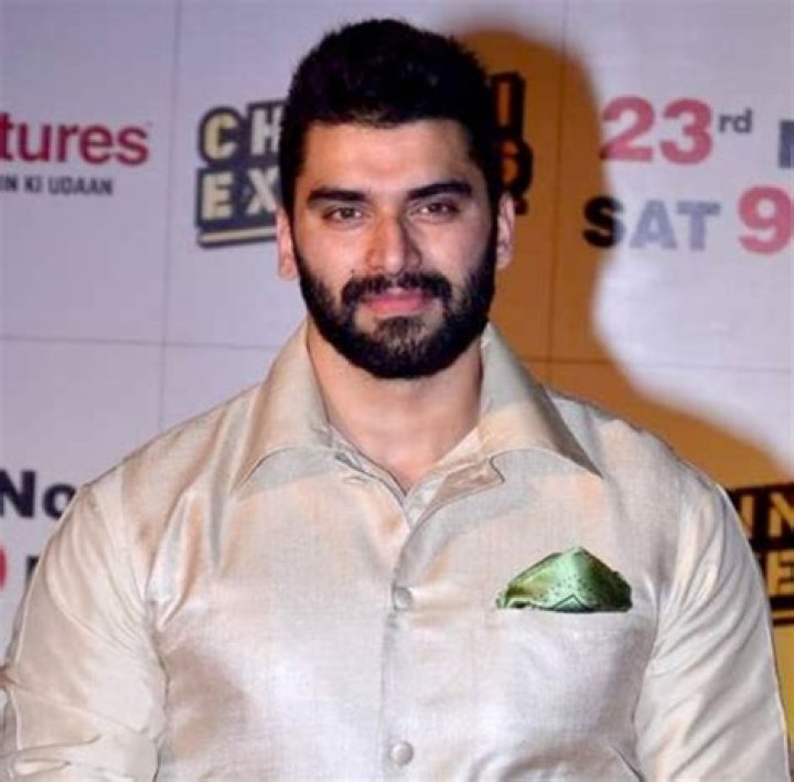 Nikitin Dheer (Center) posing for a picture with his 'Shershaah' co-actors Kiara Advani and Sidharth Malhotra in August 2021