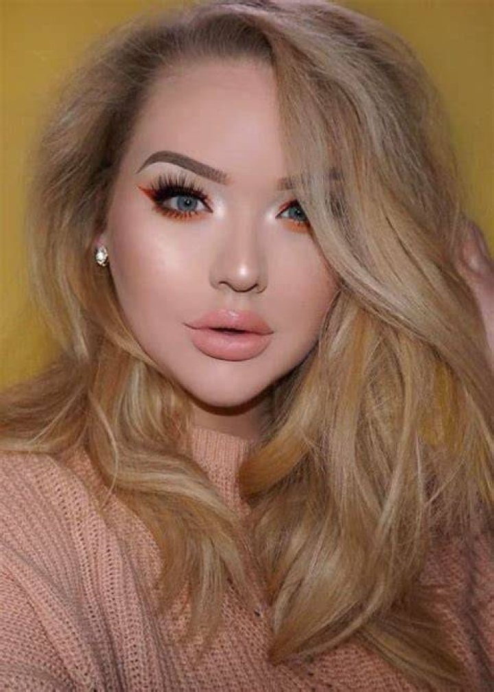 NikkieTutorials in a selfie as seen in January 2018