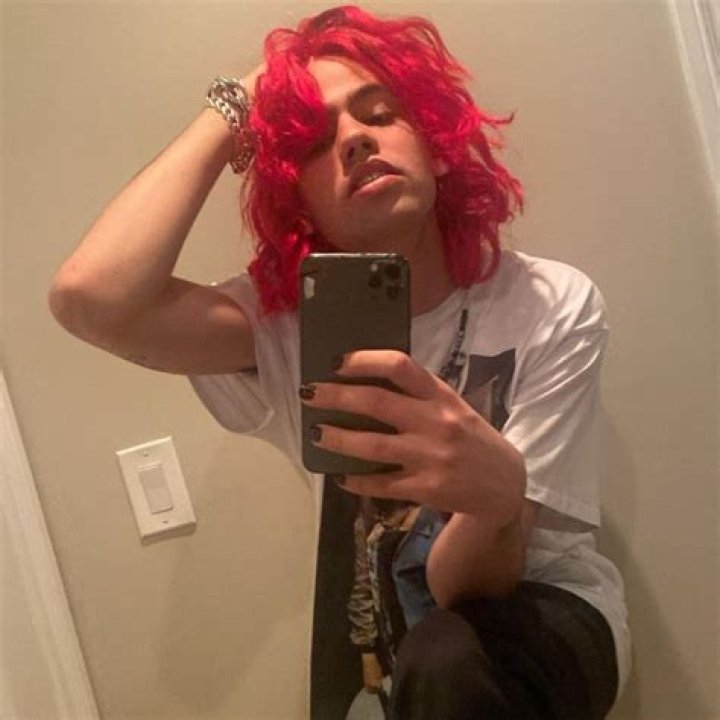 Omer Fedi clicking a mirror selfie in April 2021