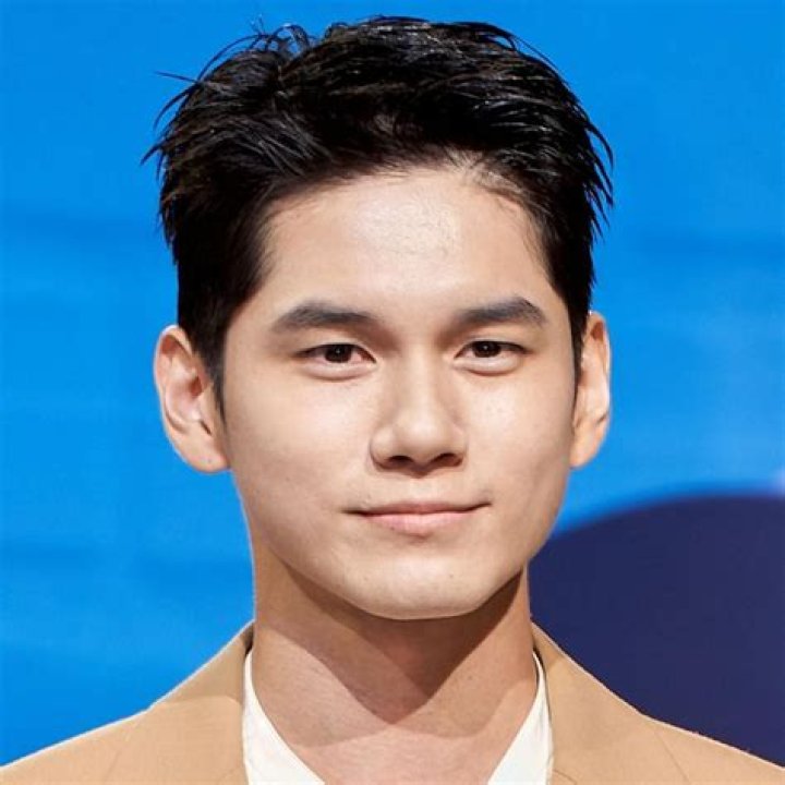 Ong Seong-wu posing for a picture in December 2022