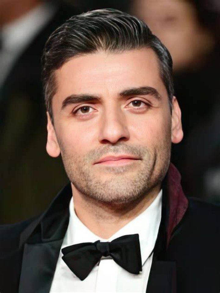 Oscar Isaac at The Late Night Show with Jimmy Fallon playing guitar