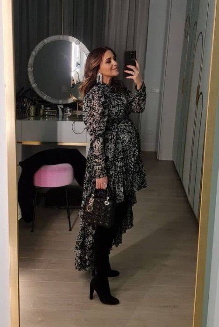 Paula Echevarr&iacute;a taking a mirror selfie while showing her baby bump in January 2021