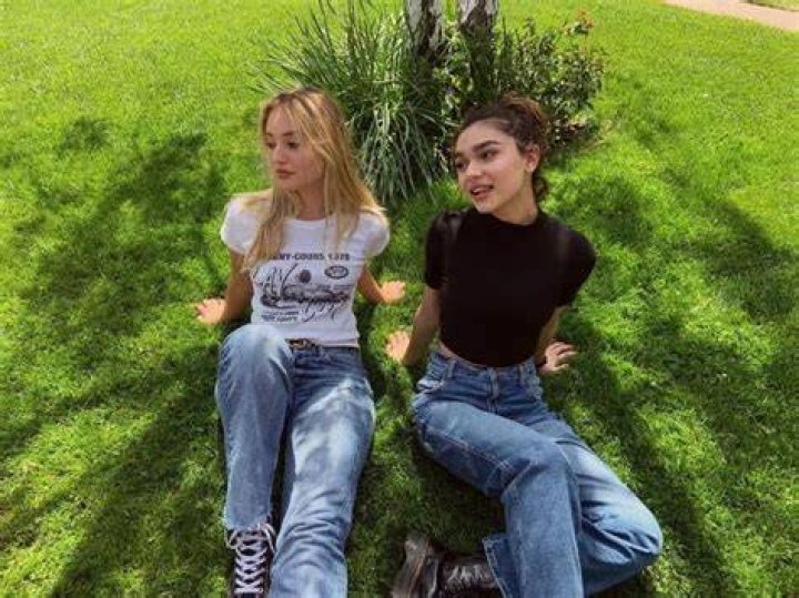 Paulina Ch&aacute;vez (Right) and Bella Podaras in an Instagram post in April 2021