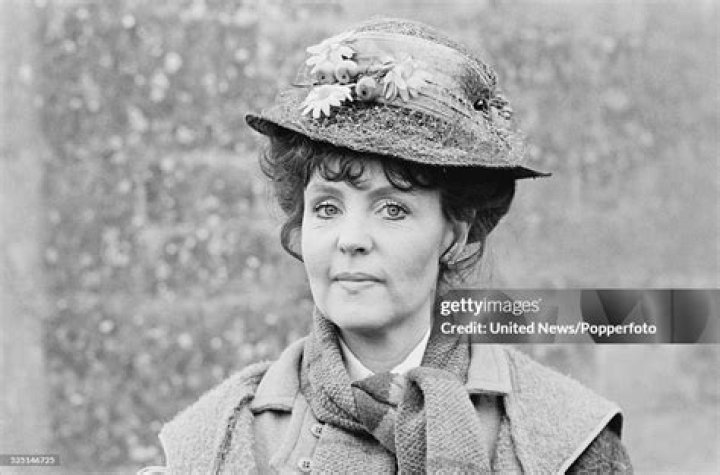 Pauline Collins pictured on the red carpet at the 62nd Annual Academy Awards