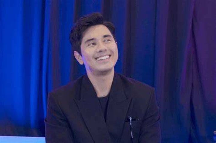 Paulo Avelino as seen in a selfie taken in November 2019 with a packet of Mentos