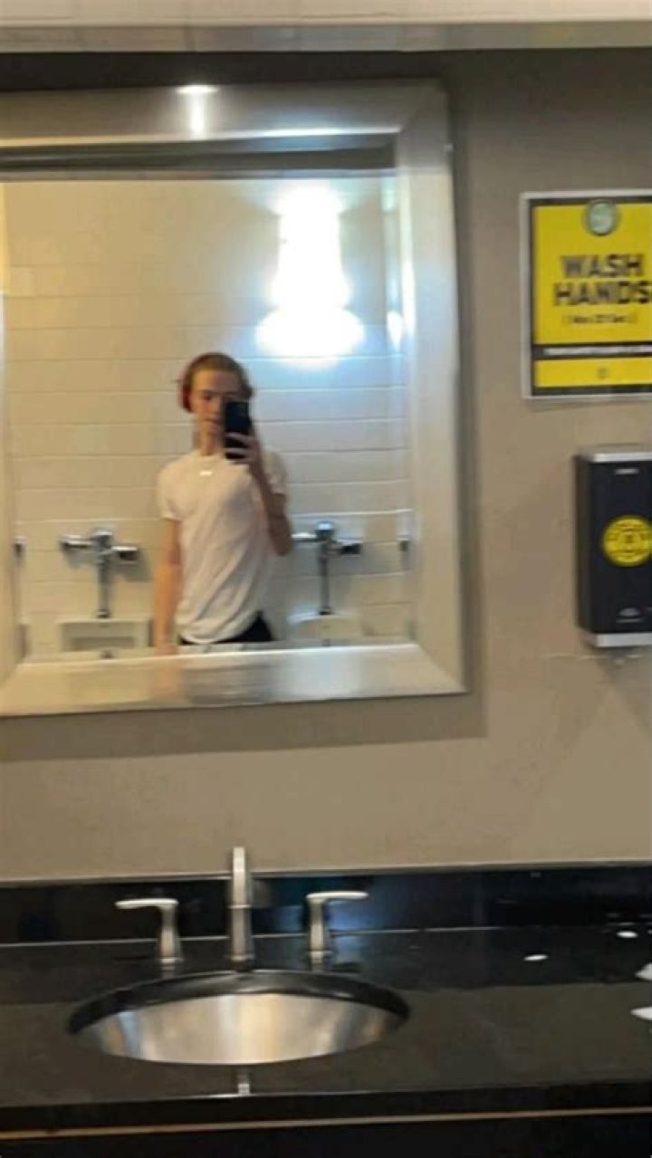 Payton Moormeier mirror selfie in December 2022