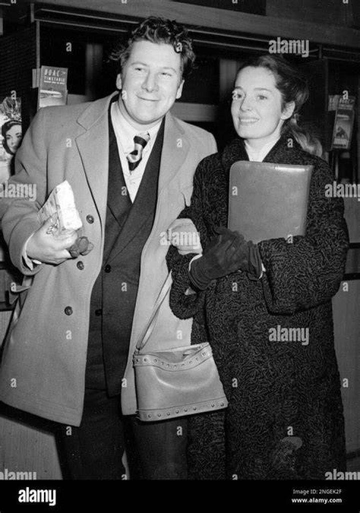 Peter Ustinov with Suzanne Cloutier and daughter in the 1950s