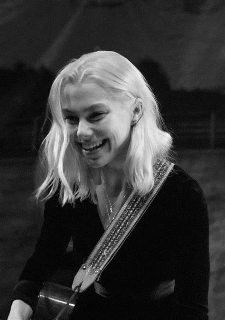 Phoebe Bridgers (Right) smiling for a picture alongside Lili Hayes in January 2019