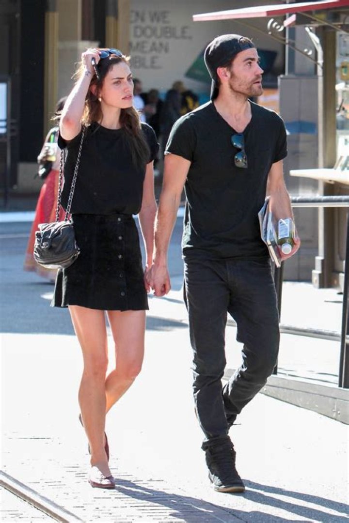 Phoebe Tonkin and Paul Wesley