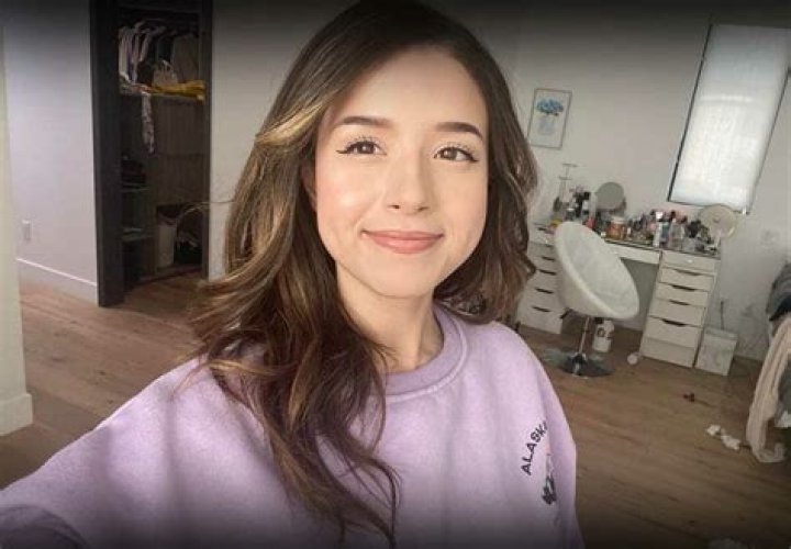 Pokimane making a pout in a mirror selfie in July 2023