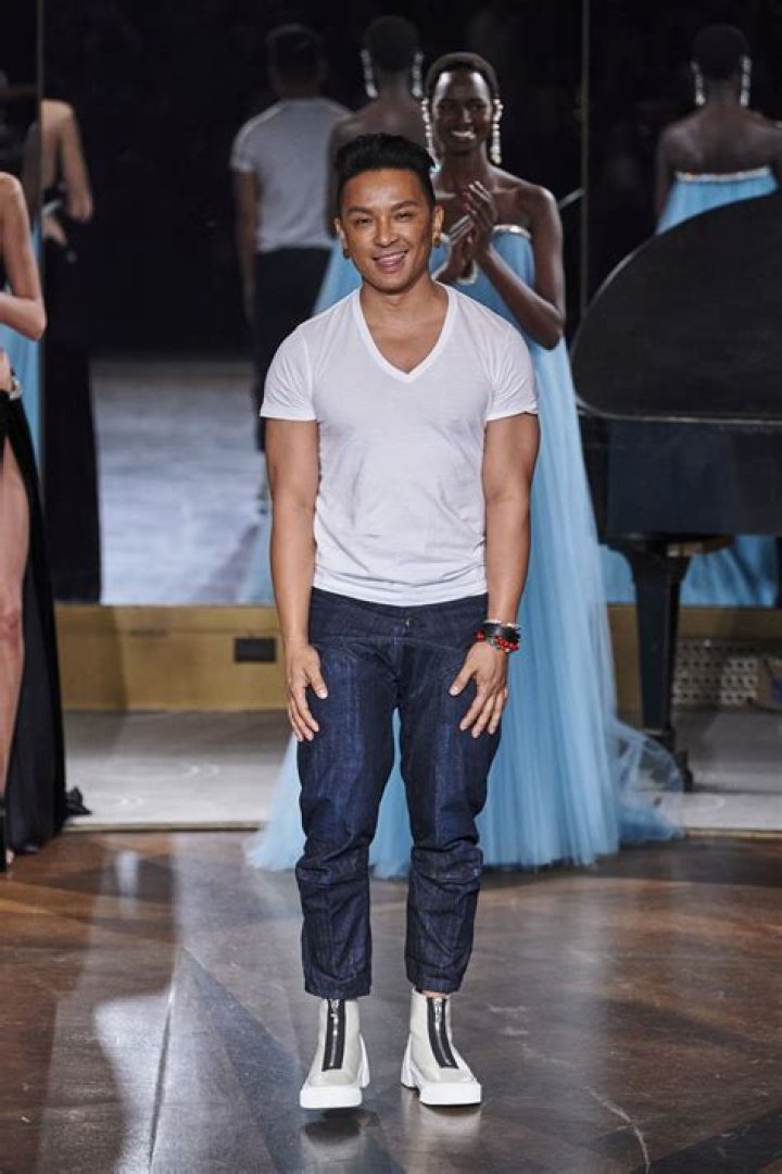 Prabal Gurung shirtless in a bathroom selfie in March 2017
