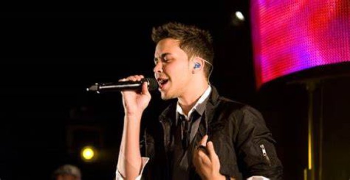 Prince Royce performing on Acceso Total in 2012