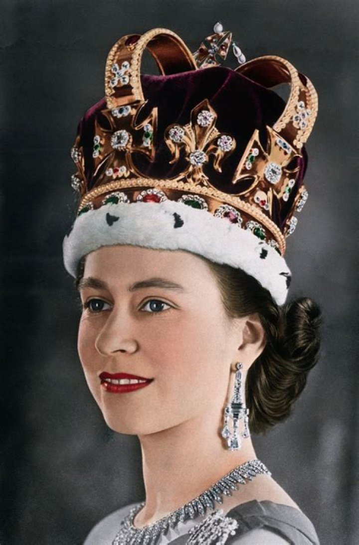 Queen Elizabeth II portrait wearing the Vladimir Tiara and Queen Victoria Jubilee Necklace in 1959