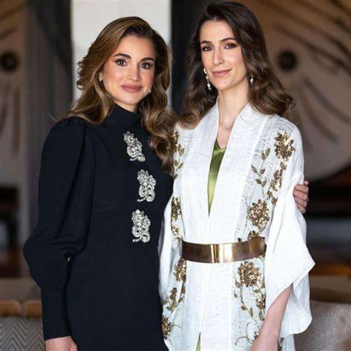 Queen Rania of Jordan (Left) hosted by First Lady Michelle Obama in the Yellow Oval Room in the White House Residence in April 2009