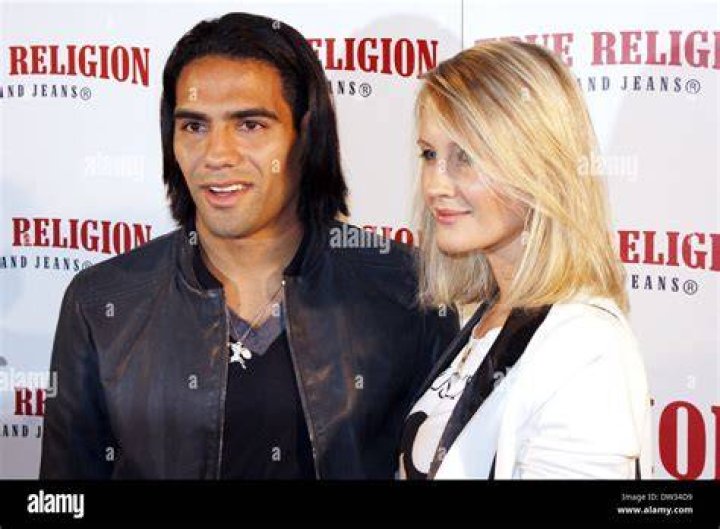 Radamel Falcao with wife Lorelei and their 2 daughters enjoying snow in February 2018