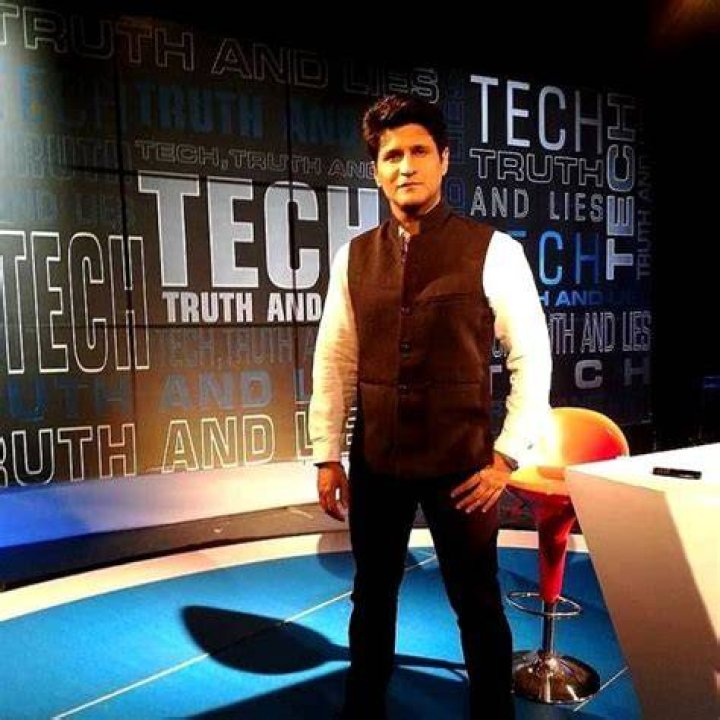 Rajiv Makhni as seen in a picture celebrating his 800k milestone in December 2022