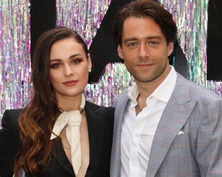Richard Rankin with Sophie Skelton at PaleyFest 2018