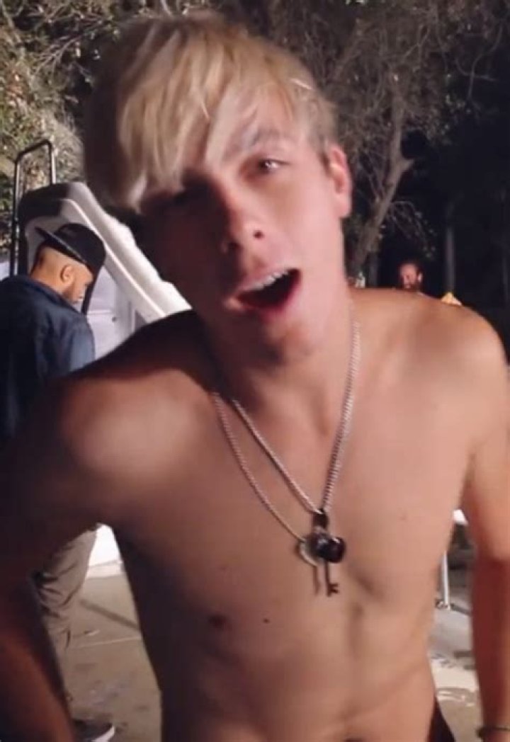 Riker Lynch shirtless body
