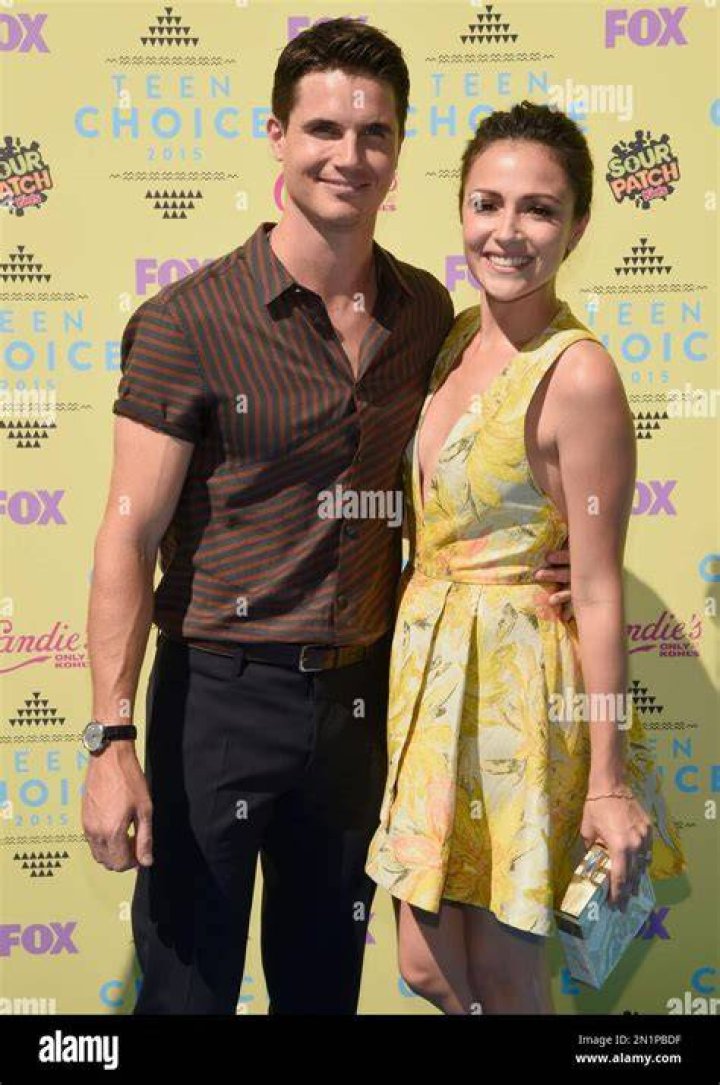 Robbie Amell and Italia Ricci