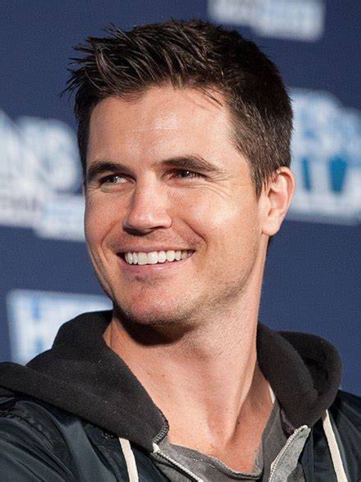 Robbie Amell height