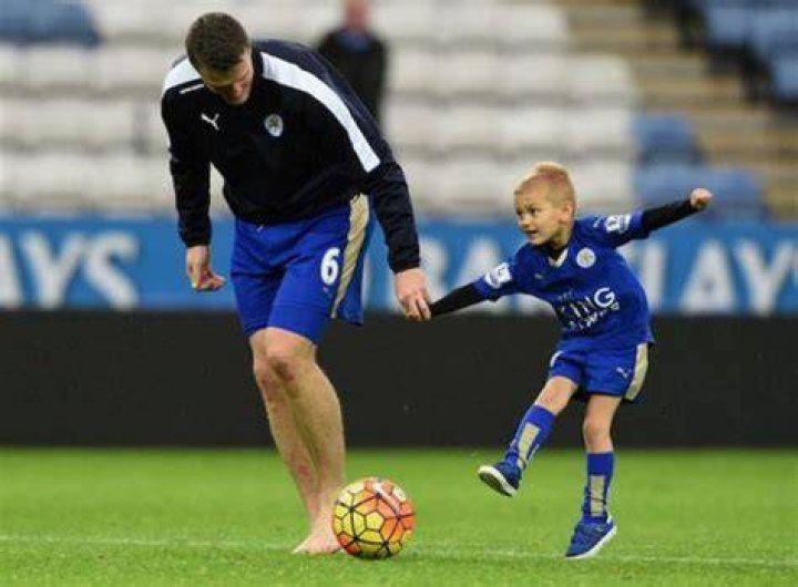 Robert Huth and his son celebrate the victory against Crystal Palace on October 24, 2015 in Leicester, England