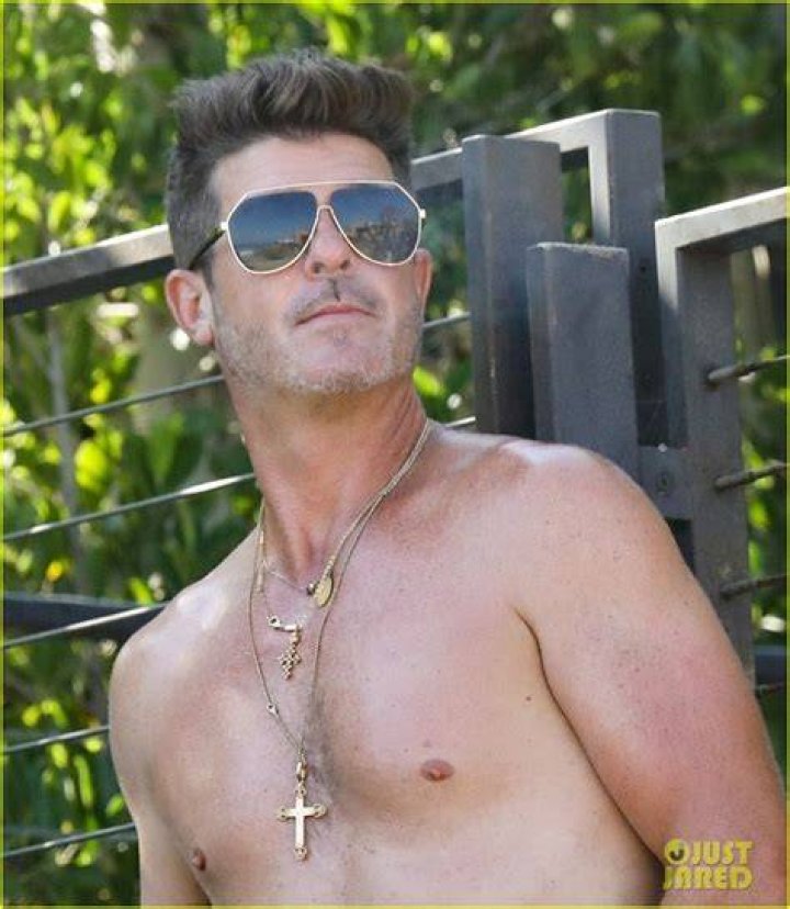 Robin Thicke shirtless