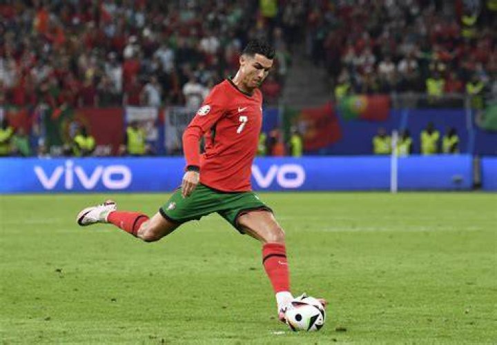 Ronaldo plays in the Match Against Poverty in 2014