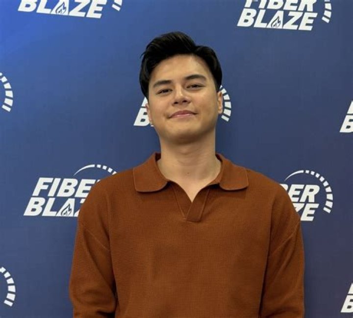 Ronnie Alonte posing for a picture with Loisa Andalio in February 2022