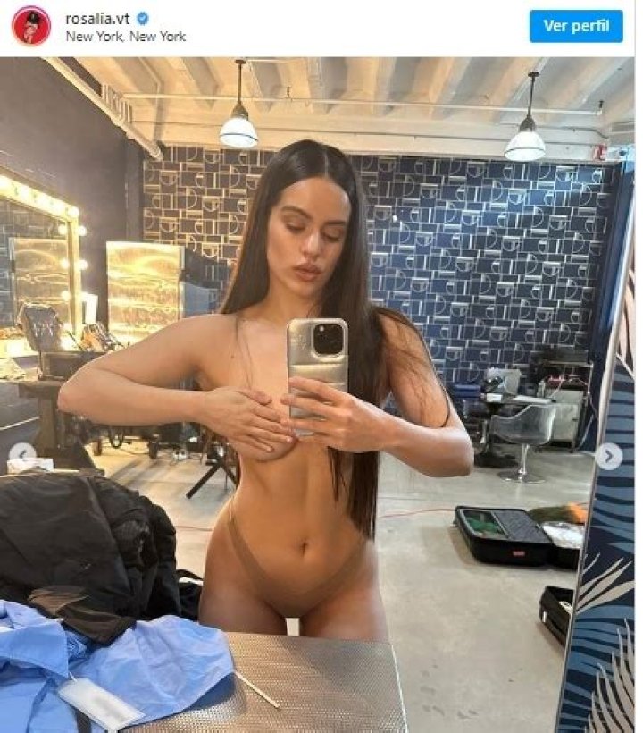 Rosal&iacute;a in a selfie in June 2018