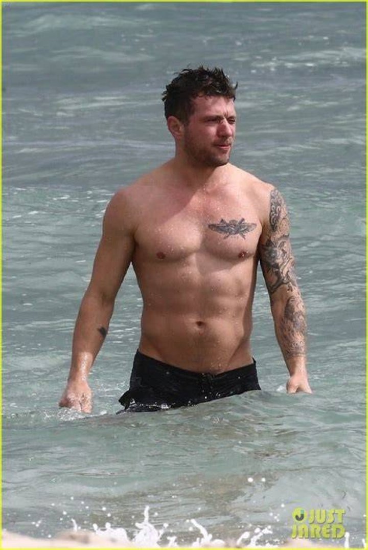 Ryan Phillippe shirtless body