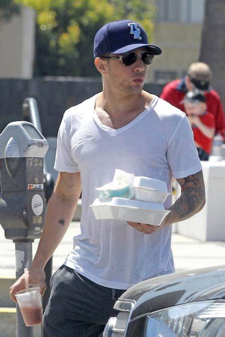 Ryan Phillippe taking his food