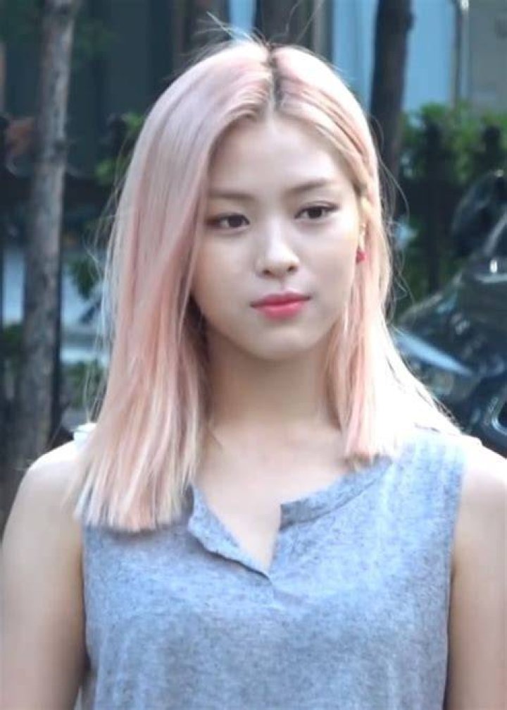 Ryujin as seen in a picture that was taken while she was going to a Music Bank recording on August 8, 2019
