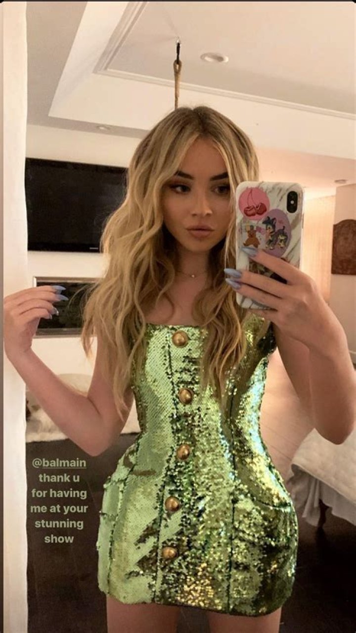 Sabrina Carpenter in a mirror selfie in October 2020