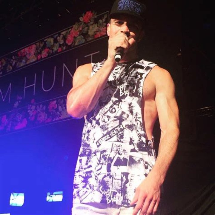 Sam Hunt muscular body