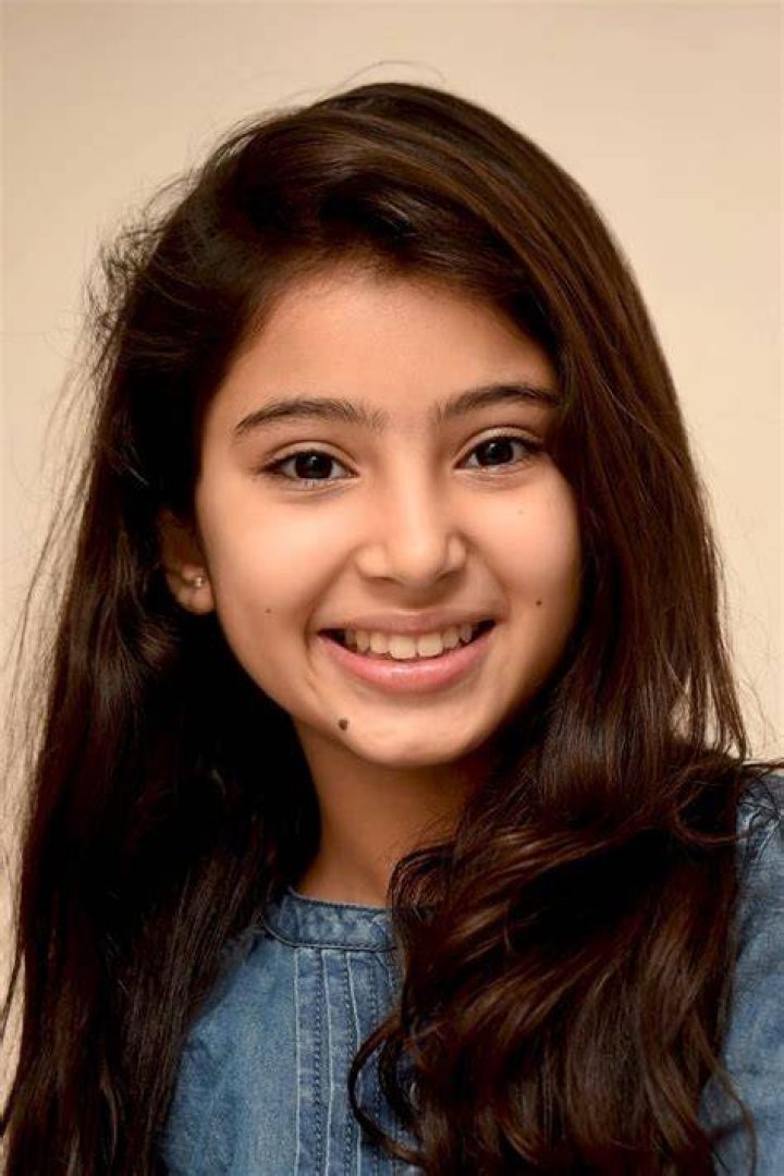 Sara Arjun smiling for the camera in Mumbai, Maharashtra in November 2022