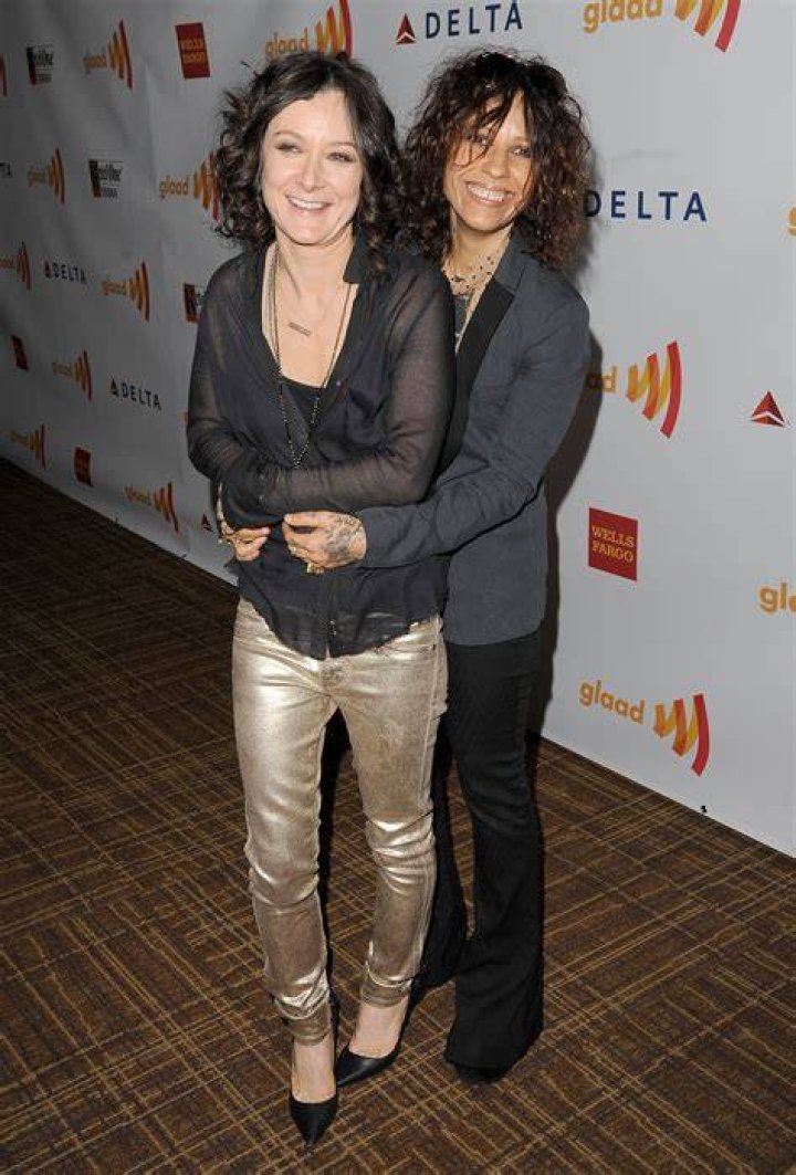 Sara Gilbert with singer Linda Perry in December 2014