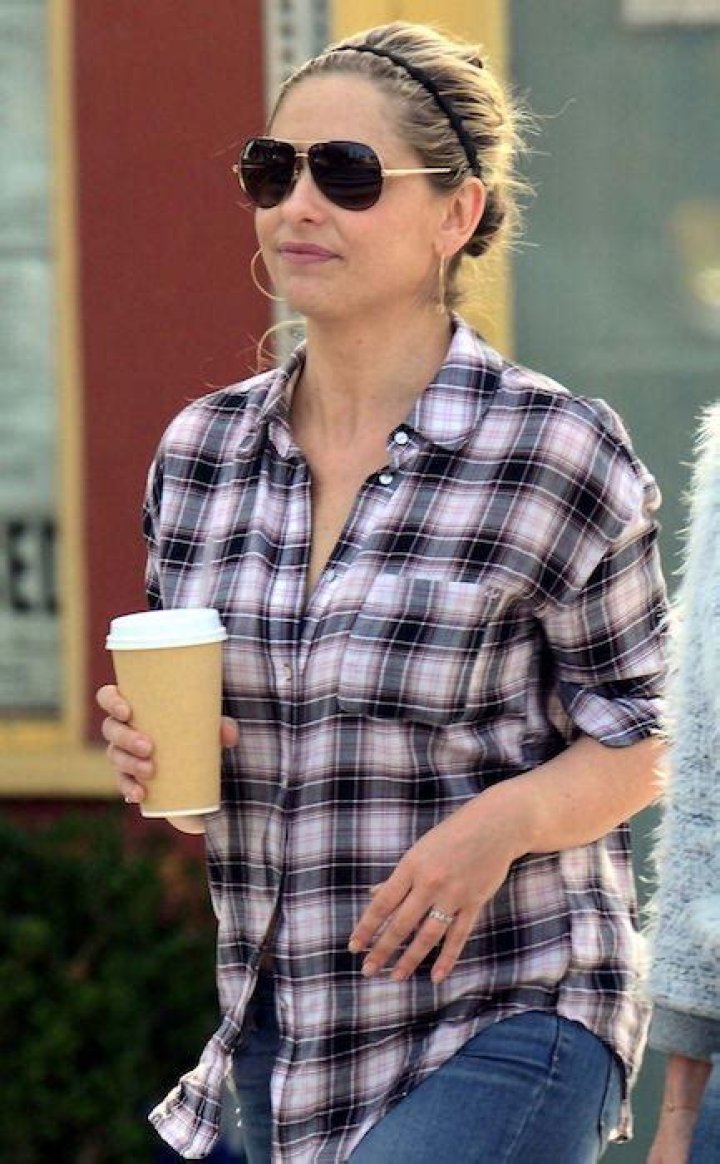 Sarah Michelle Gellar having coffee in Santa Monica in December 2015