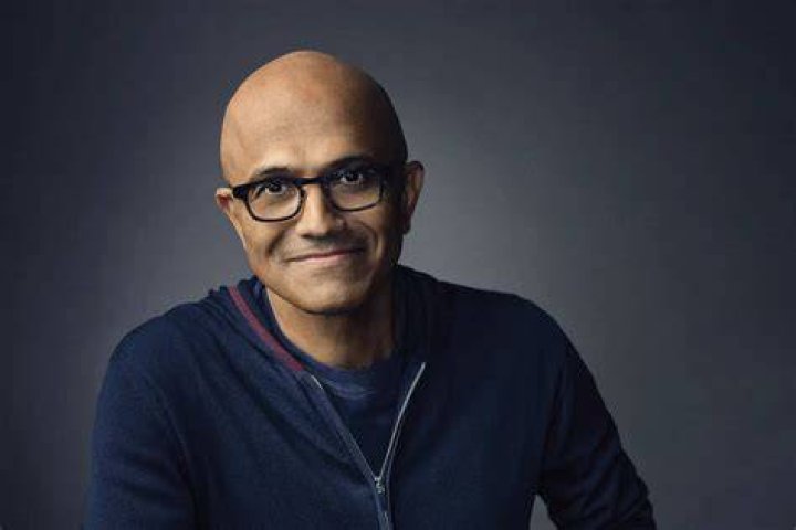 Satya Nadella talking to Indian Prime Minister Narendra Modi in 2014